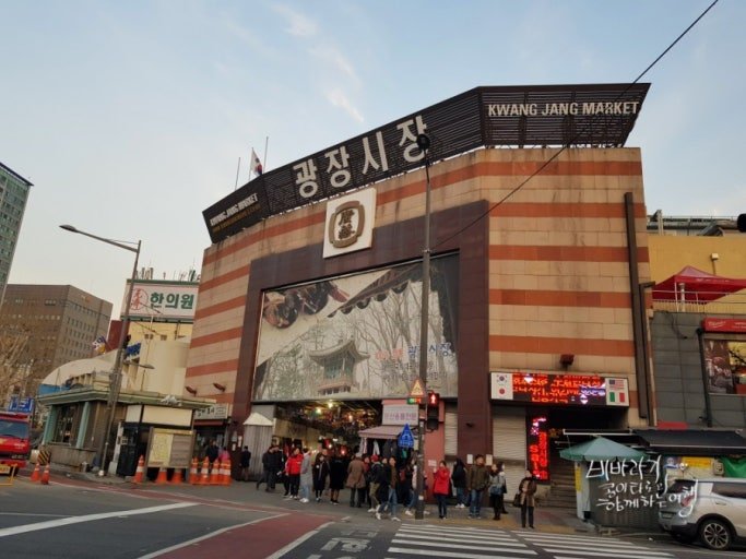Top 5 Must-Visit Traditional Markets in Seoul: A Blend of History and Hip Trends 다운로드 (19)