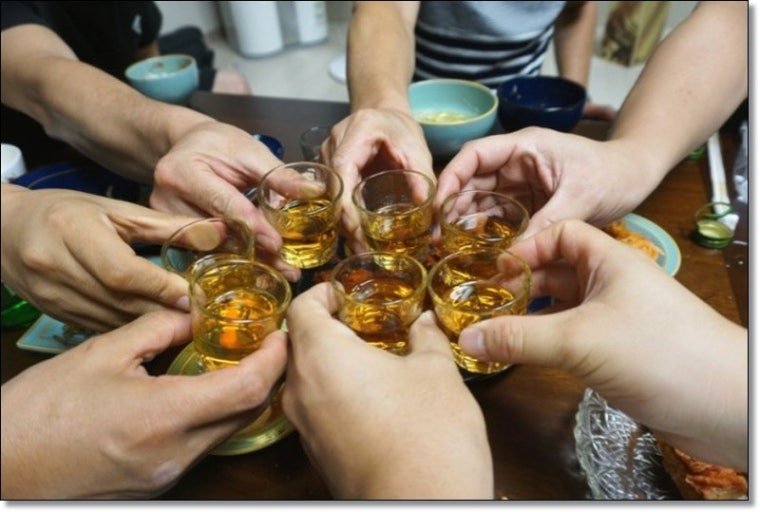 A Beginner’s Guide to Korean Alcohol: Types and Unique Drinking Culture 다운로드 (4)